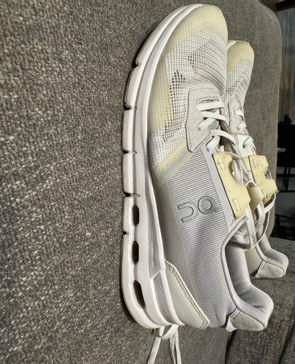 On Running women’s size 7 Lightweight Sneakers in Cream and White